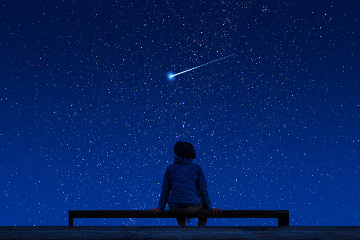 星空を眺める人の影